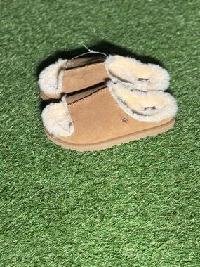 UGG Women's Chestnut Free port Slides Size 9 New Without Box